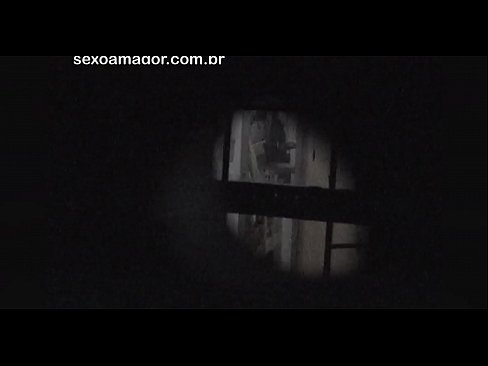 ❤️ Blondina este filmată în secret de un voyeur din cartier ascuns în spatele unor cărămizi goale at us ❌️❤